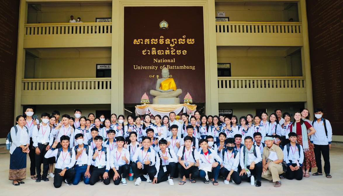 សិស្សវិទ្យាល័យហ៊ុន សែនខ្លាកូនខេត្តបន្ទាយមានជ័យធ្វើទស្សនកិច្ចសិក្សានៅសាកលវិទ្យាល័យជាតិ បាត់ដំបង