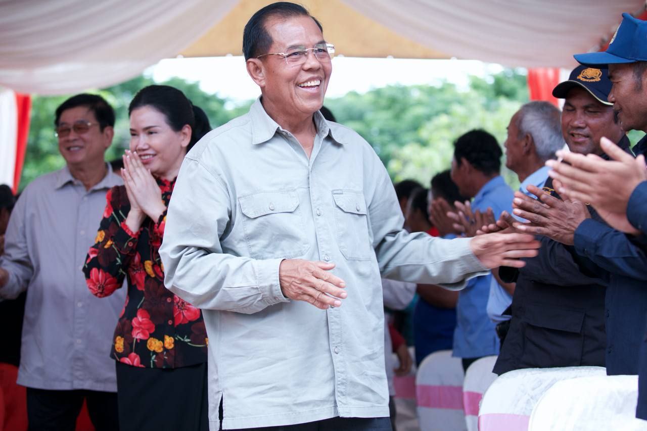 ឯកឧត្តម អ៉ី ឈាន និងលោកជំទាវ បាន ស្រីមុំ អញ្ជើញសំណេះសំណាល ជាមួយមេភូមិ អនុភូមិ សមាជិកភូមិ និងប្រជាការពារភូមិនៅទូទាំងឃុំសាលាក្រៅ និងឃុំអូរអណ្តូង