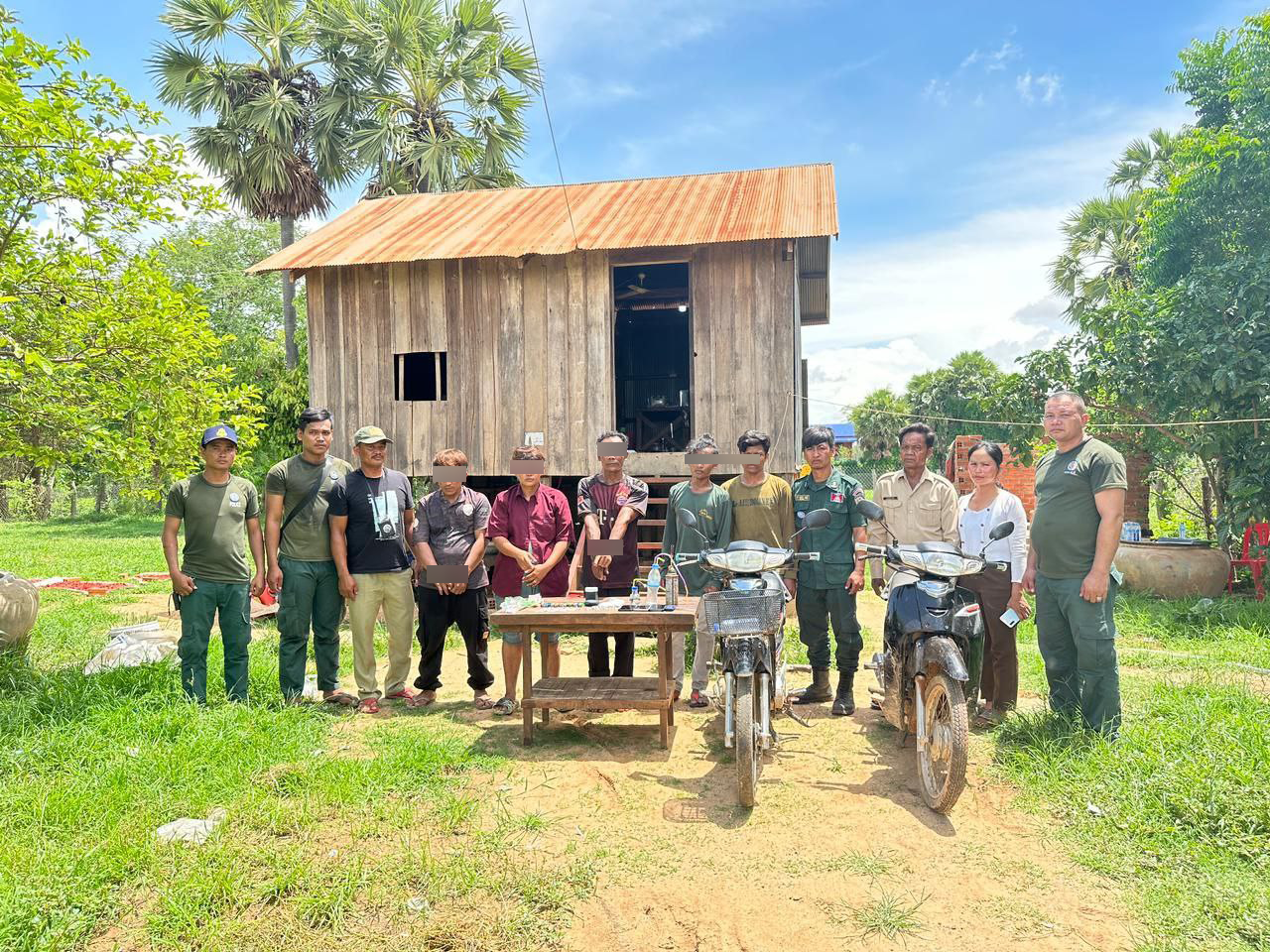 កម្លាំងនគរបាលស្រុកក្រុងសហការជាមួយការិយាល័យគ្រឿងញៀនខេត្តចាប់បានជាបន្តបន្នាប់ជនសង្ស័យចំនួន០៦នាក់និងវត្ថុតាងមួយចុះនួនធំ