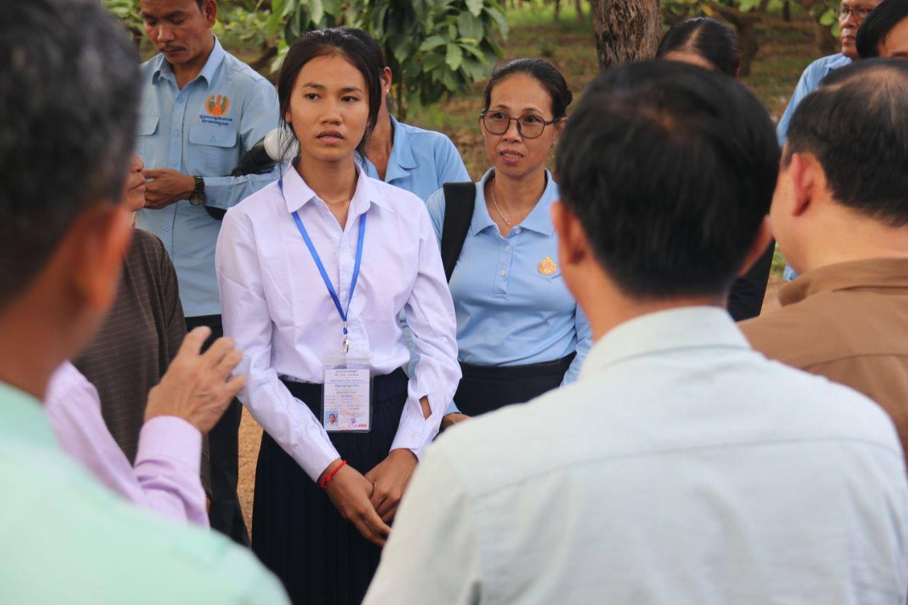 រដ្ឋមន្ត្រីទេសចរណ៍ និងអភិបាលខេត្តកំពង់ចាមឧបត្ថម្ភម៉ូតូ១គ្រឿង និងផ្ដល់អាហារូបករណ៍ដល់យុវតី គឹម យ៉េកហ៊ាង ដែលទទួលបាននិទ្ទេស A ហើយមានជីវភាពខ្វះខាត