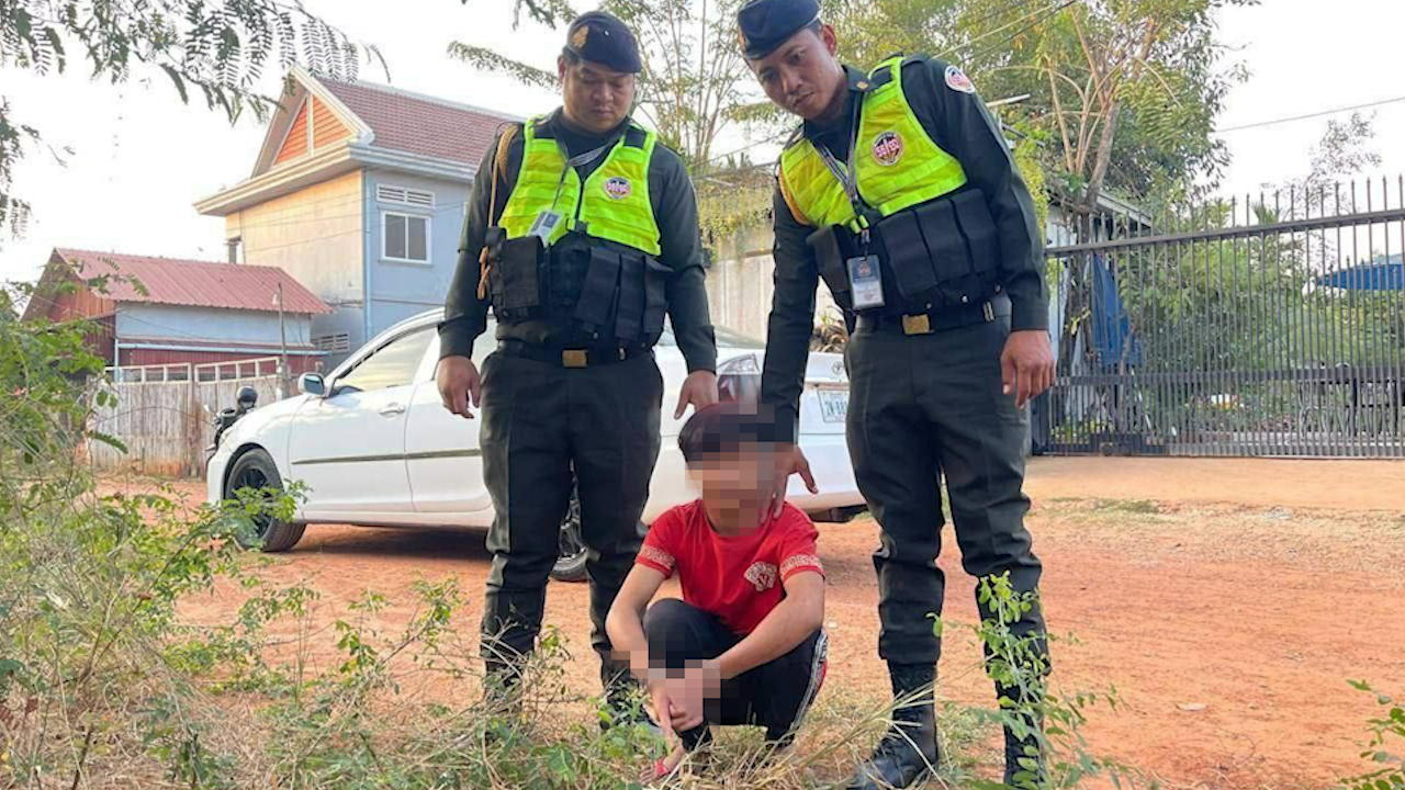 អាវុធហត្ថខេត្តសៀមរាប បង្រ្កាបបានក្មេងទំនើងម្នាក់ ពាក់ព័ន្ធករណីហិង្សាដោយចេតនា និងបំផ្លិច បំផ្លាញ ទ្រព្យសម្បត្តិអ្នកដទៃ!
