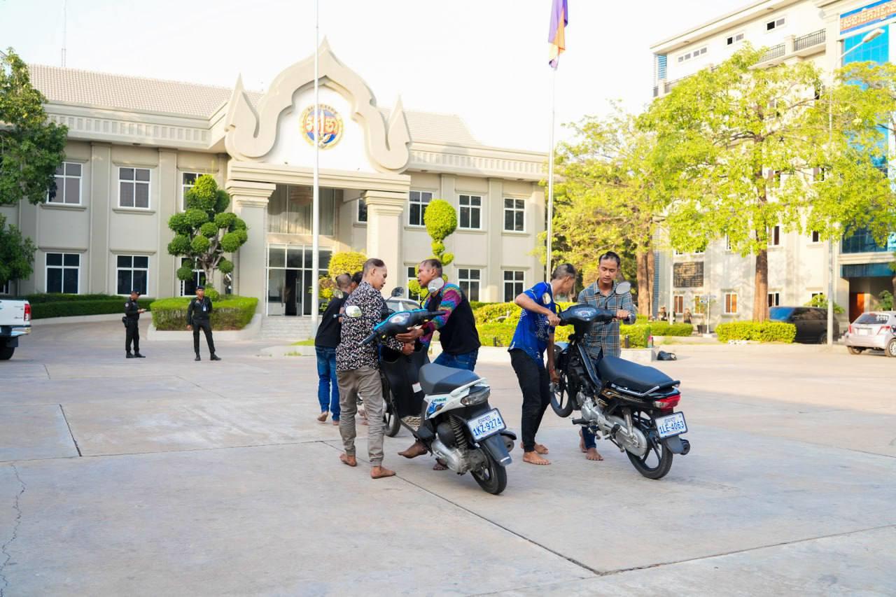 អាវុធហត្ថរាជធានីភ្នំពេញ ដាក់វិន័យរដ្ឋបាលដោយកោសក់ហាត់កីឡា ទៅលើក្មេងទំនើង១៤នាក់ ដែលបង្ហោះម៉ូតូលើផ្លូវសាធារណៈ