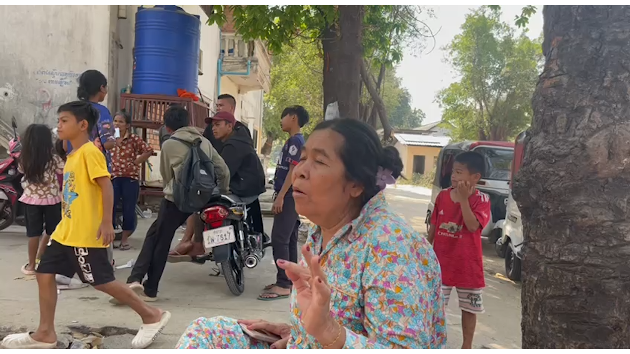 ថ្មីចេសដើមឆ្នាំ២០២៥ ស្រវឹងស្រាស្រឿងៗ ខឹងដេញព្រះសង្ឃឲ្យសឹង្ឃ លោកមិនទៅ ស្រាប់តែស្ទុះទៅទះកំភ្លៀងព្រះសង្ឃ ផ្អើលដល់ប្រជាពលរដ្ឋ
