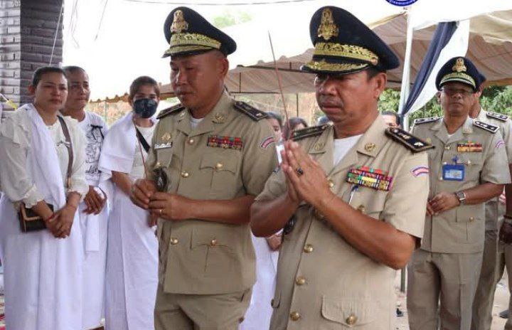 លោកឧត្តមសេនីយ៍ទោ សេង សុគន្ធ ស្នងការនគរបាលខេត្តប៉ៃលិន អញ្ជើញចូលរួមគោរពវិញាណក្ខន្ធ និងបំពាក់ឋានន្តរស័ក្តិ កិច្ចច្ឆាមរណៈ ដល់សព លោកអនុសេនីយ៍ឯក កែវ ចាន់ធី