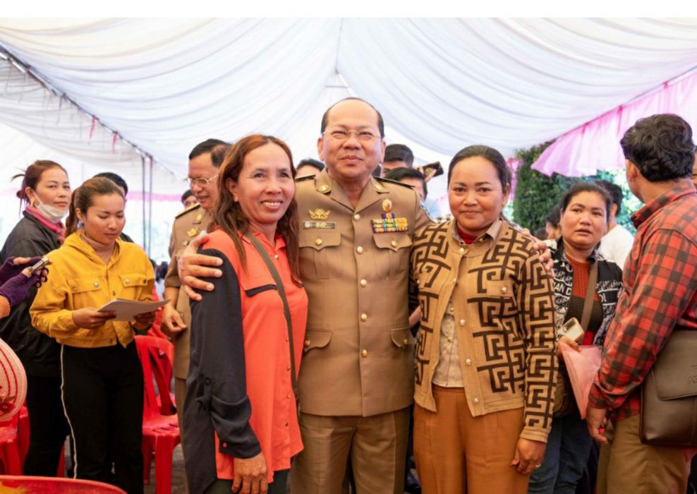 ពលរដ្ឋជាង២ពាន់នាក់ ដែលពាក់ព័ន្ធនឹងក្រុមហ៊ុន ជា សារ៉ន បានមកពាក្យស្នើសុំយកការដោះស្រាយ ពីអាជ្ញាធរខេត្តកំពត