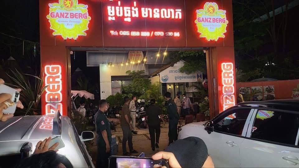 សមត្ថកិច្ចចុះបង្ក្រាបនៅភោជនីយដ្ឋានម្លប់ធ្នង់មានលាភ សង្ស័យមានបង្កប់សេវាជួញដូរផ្លូវភេទ