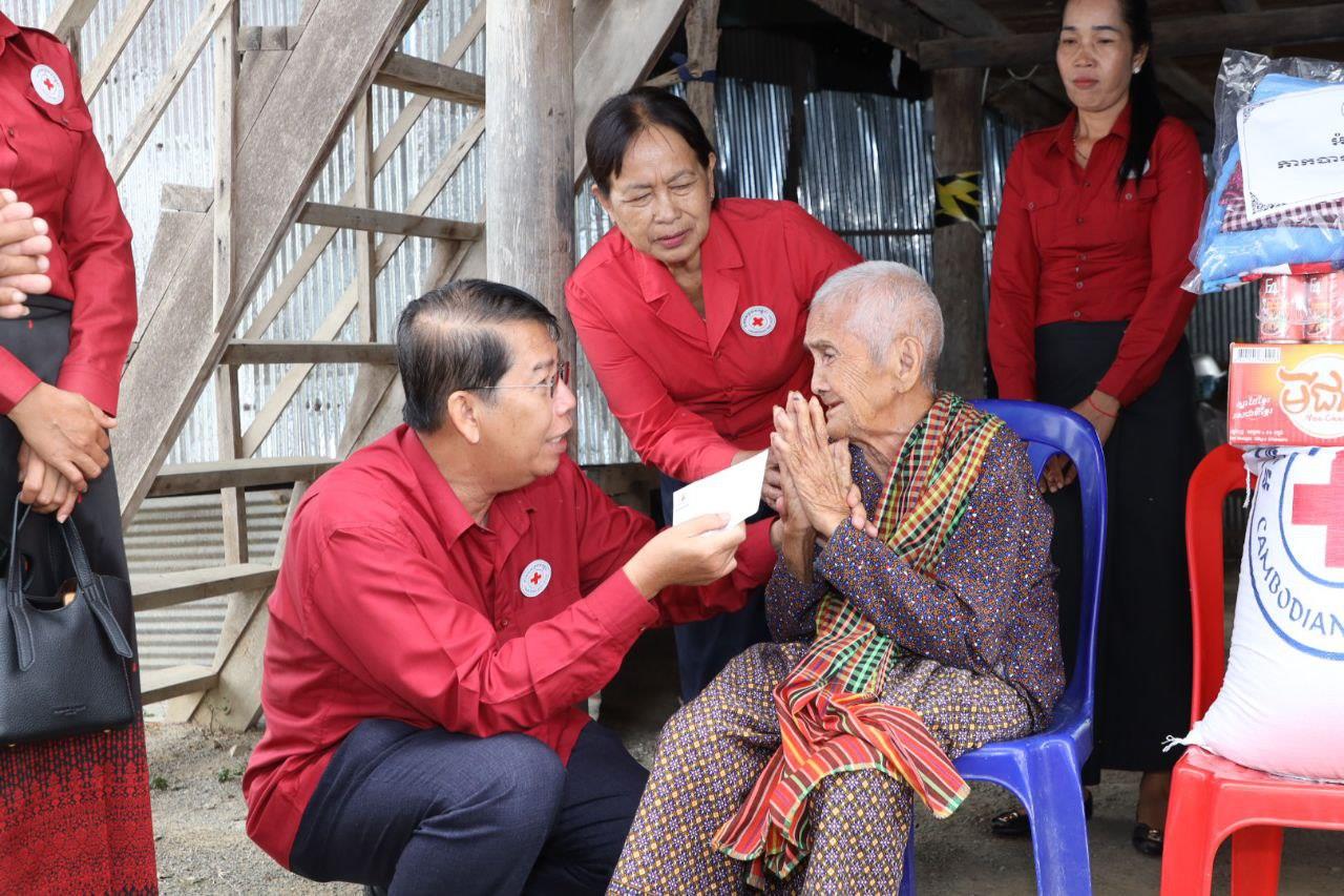 លោកយាយអាយុ ១០១ឆ្នាំ និងប្រជាពលរដ្ឋងាយរងគ្រោះចំនួន ២៤គ្រួសារទៀត នៅស្រុកគងពិសី ទទួលបានអំណោយសម្រាលការលំបាក ពីសម្ដេចកិត្ដិព្រឹទ្ធបណ្ឌិត ប៊ុន រ៉ានី ហ៊ុនសែន