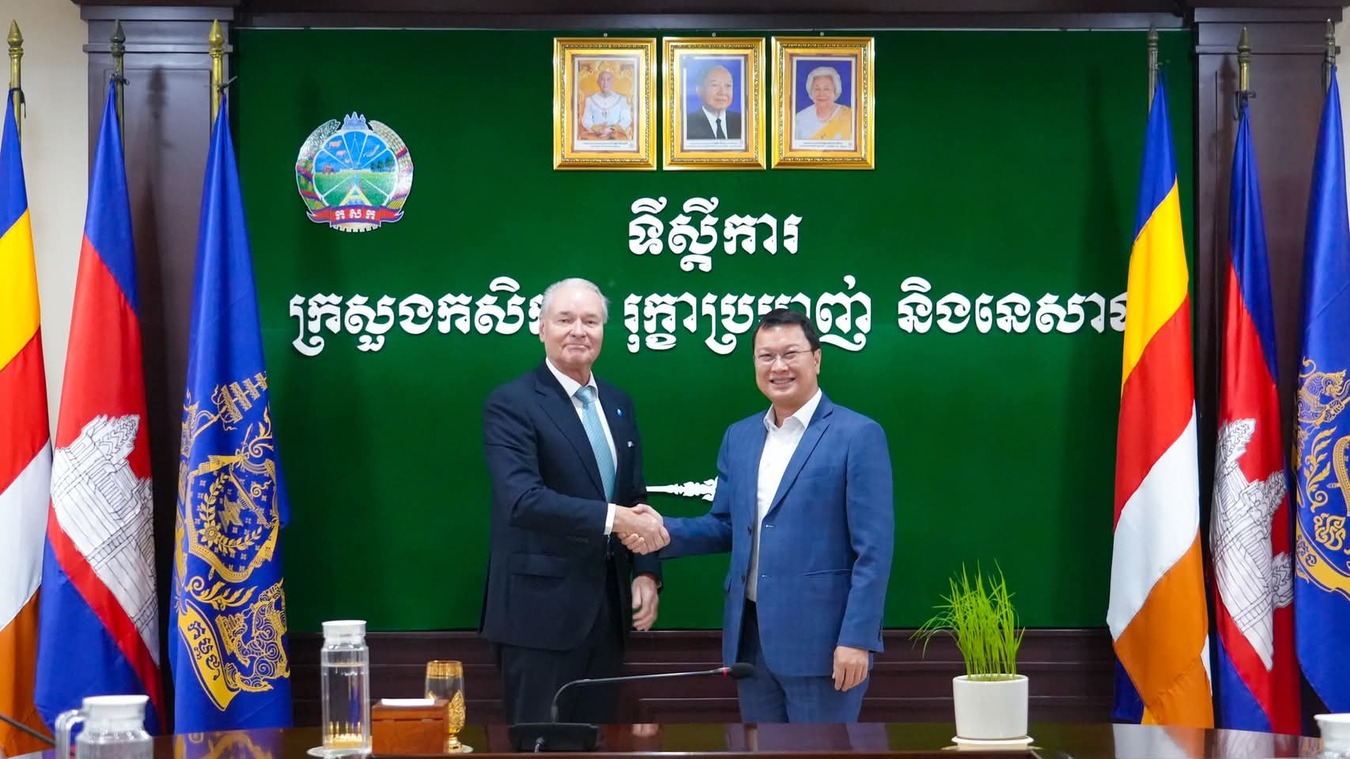 ឯកឧត្តម ឌិត ទីណា រដ្ឋមន្ត្រីក្រសួងកសិកម្ម រុក្ខាប្រមាញ់ និងនេសាទ បានទទួលជួបពិភាក្សាការងារជាមួយលោក Hendrik Gezienus MULDER នាយកប្រតិបត្តិធនាគារស្ថាបនា និងសហការី