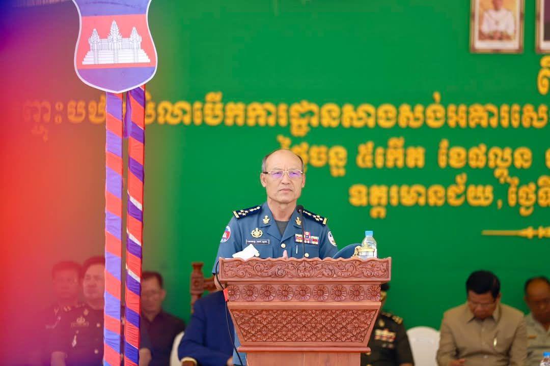 នាយឧត្តមសេនីយ៍ សៅ សុខា អញ្ជើញបញ្ចុះបឋមសិលាបើកការដ្ឋានសាងសង់អគារសេនាធិការកងរាជអាវុធហត្ថខេត្តឧត្តរមានជ័យ មានតម្លៃជាង៧០ម៉ឺនដុល្លារ