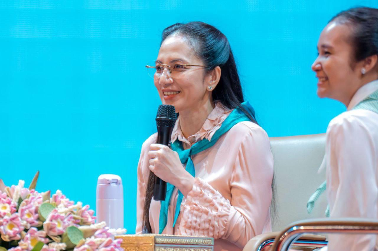 លោកជំទាវបណ្ឌិត ពេជ ចន្ទមុន្នី ហ៊ុនម៉ាណែត៖ ការងារសង្គមបង្រៀនឱ្យយើងមានភាពជឿជាក់ខ្លួនឯង និងចេះធ្វើការងារជាក្រុម