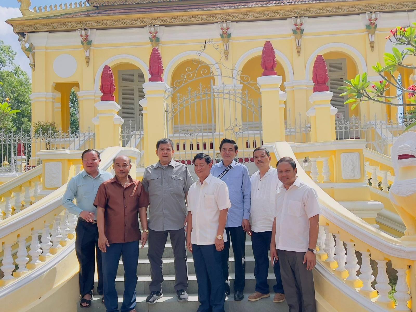 សម្ដេចតេជោ ហ៊ុន សែន និងសម្ដេចកិត្តិព្រឹទ្ធបណ្ឌិត បានប្រគល់ព្រះត្រៃបីដក និងវចនានុក្រម ចំនួន១៩៣៦ក្បាលដល់សាលាគណ ១៥ខេត្តនៅកម្ពុជាក្រោម