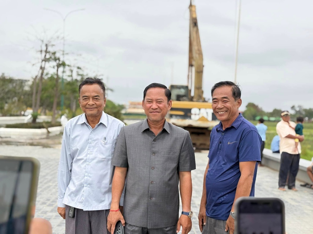 ឯកឧត្តម វ៉ី សំណាង អភិបាល នៃគណៈអភិបាលខេត្តតាកែវ បានដឹកនាំមន្រ្តីពាក់ព័ន្ធមួយចំនួនចុះពិនិត្យមើលផ្ទាល់សកម្មភាពគ្រឿងចក្រ កាយ ស្មៅត្រឹប ចេញពីផ្ទៃបឹងតាកែវ