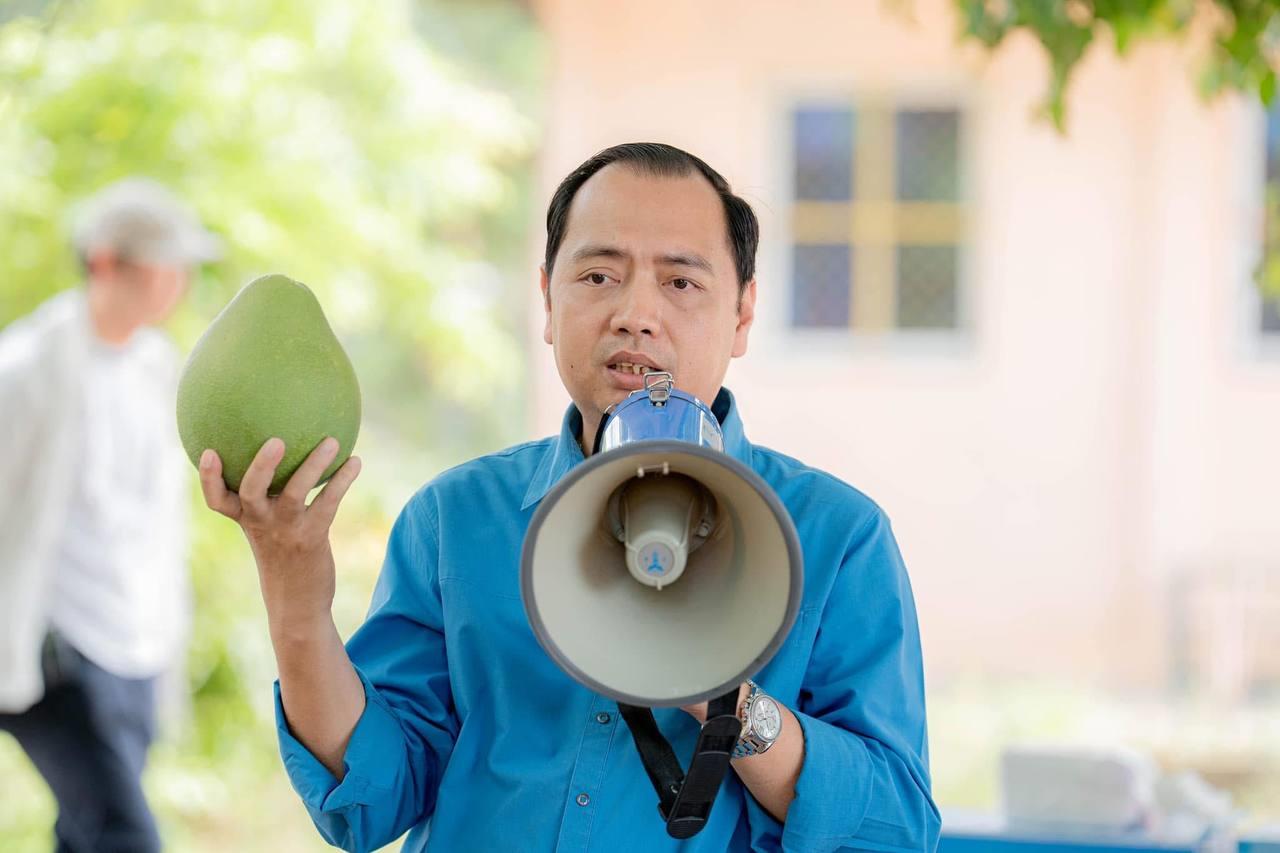 រដ្ឋមន្ត្រីក្រសួងព័ត៌មាន នាំទូតសិង្ហបុរី និងមន្ត្រីរាជការជានារីជាង២០០នាក់ មកភ្លក់រសជាតិក្រឡានថ្មគ្រែ ក្រូចថ្លុងកោះទ្រង់ និងស្វែងយល់ពីសក្តានុពលសំខាន់របស់ខេត្តក្រចេះ