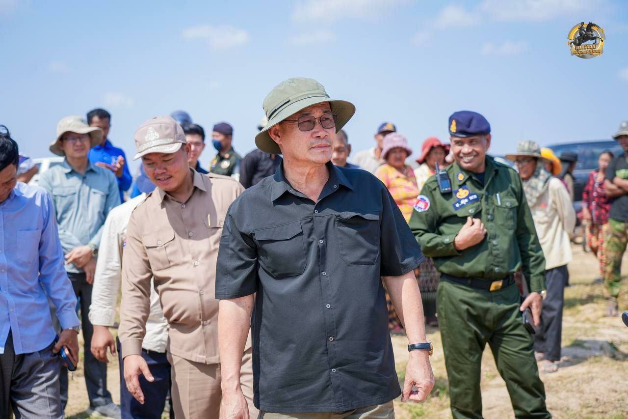 អភិបាលខេត្តពោធិ៍សាត់ និងអនិកជនខ្មែររស់នៅអាមេរិក ជួបសំណេះសំណាល និងពិនិត្យទីតាំងជីក ស្រះទឹកជូនប្រជាពលរដ្ឋ នៅ ភូមិចំរេះ ឃុំស្រែស្តុក ស្រុកកណ្តៀង