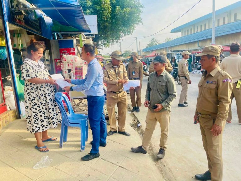 រដ្ឋបាលខណ្ឌកំបូល ចុះបាញ់គំនូស និងជូនដំណឹងអាជីវករលក់ដូរ ដាក់តាំងលក់របស់របរ ផ្លាកយីហោ រំលោភលើផ្លូវ ចិញ្ចើមផ្លូវ រុះរើចេញឱ្យអស់