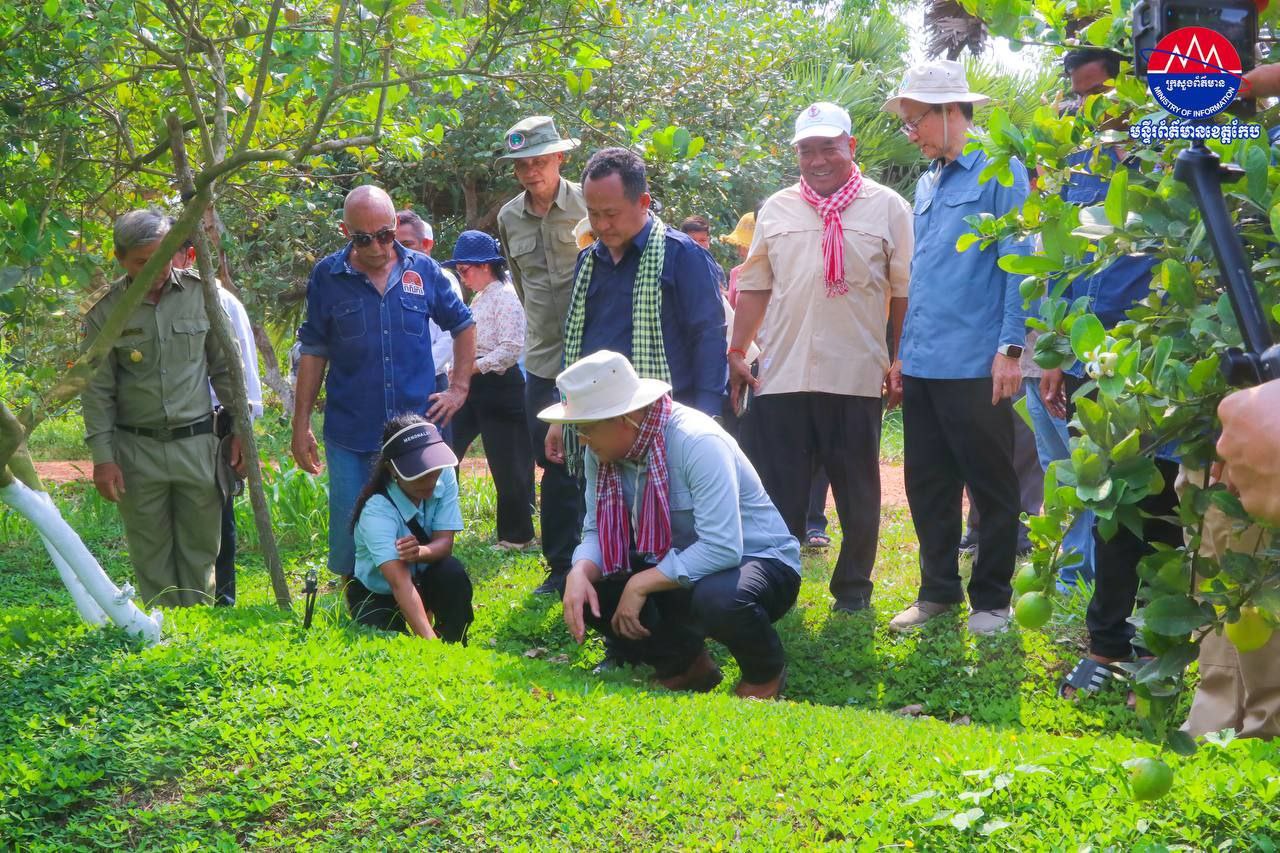 រដ្ឋមន្រ្តីក្រសួងកសិកម្ម ចុះពិនិត្យវឌ្ឍនភាពការងារវិស័យកសិកម្ម និងជលផលនៅខេត្តកែប