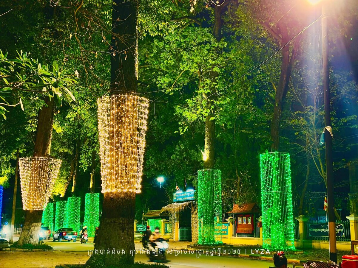 ខេត្តបាត់ដំបងកំពុងរៀបចំភ្លើងពណ៌លម្អក្នុងទីក្រុងដើម្បីត្រៀមបើកព្រឹត្តិការណ៍សង្ក្រាន្តខេត្តបាត់ដំបងឆ្នាំ2025ខាងមុខនេះ
