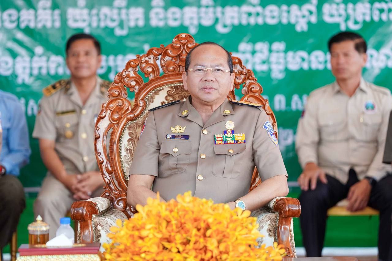 អភិបាលខេត្តកំពតបានបន្តចុះចែកវិញ្ញាបនបត្របញ្ជីដីធ្លីមានលក្ខណៈជាប្រព័ន្ធពិតជាបានចូលរួមចំណែកយ៉ាងសំខាន់ក្នុងការលើកកម្ពស់សុវត្ថិភាពកាន់កាប់ដីធ្លី និងកាត់បន្ថយបញ្ហាទំនាស់ដីធ្លី