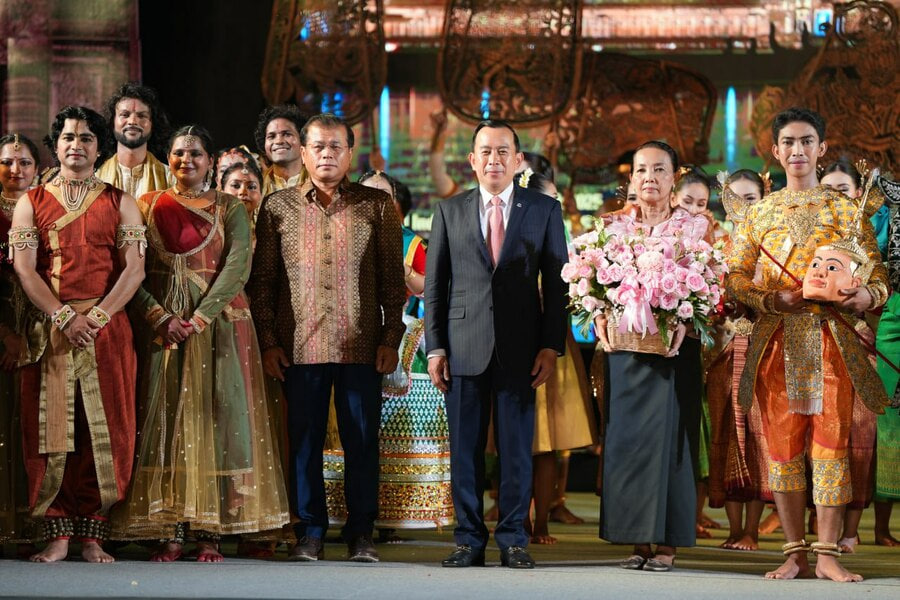 ក្រសួងទេសចរណ៍ សហការជាមួយក្រសួងវប្បធម៌ និងវិចិត្រសិល្បៈ និងរដ្ឋបាលខេត្តសៀមរាប បានរៀបចំព្រឹត្តិការណ៍សម្តែងសិល្បៈអន្តរជាតិ សៀមរាប-អង្គរ”នៅសួនច្បារមុខព្រះរាជដំណាក់ ខេត្តសៀមរាប