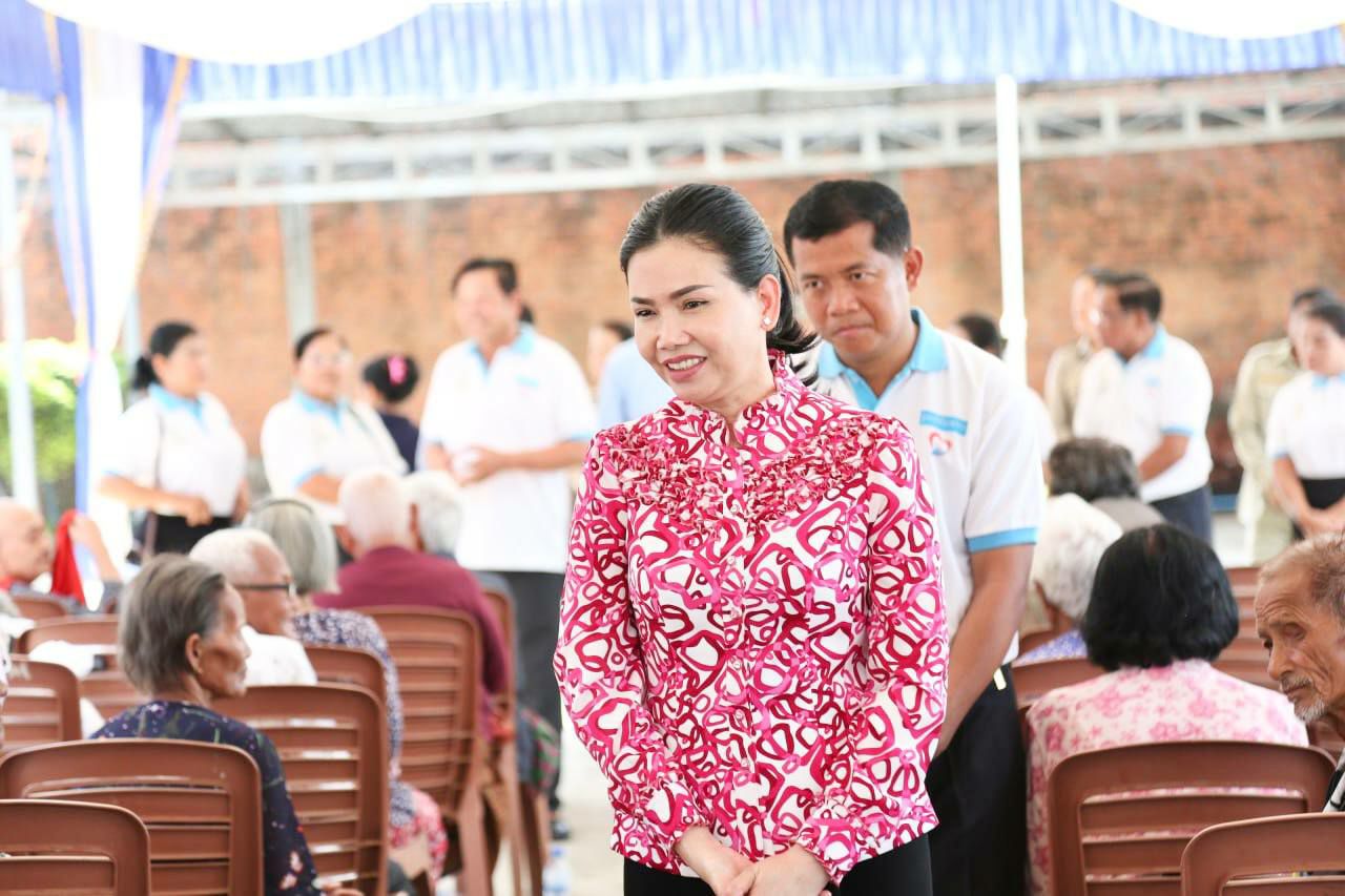 លោកជំទាវបណ្ឌិត បាន ស្រីមុំ អញ្ជើញសួរសុខទុក្ខលោកយាយ លោកតាចាស់ជរាគ្មានទីពឹងក្នុងក្រុងប៉ៃលិន