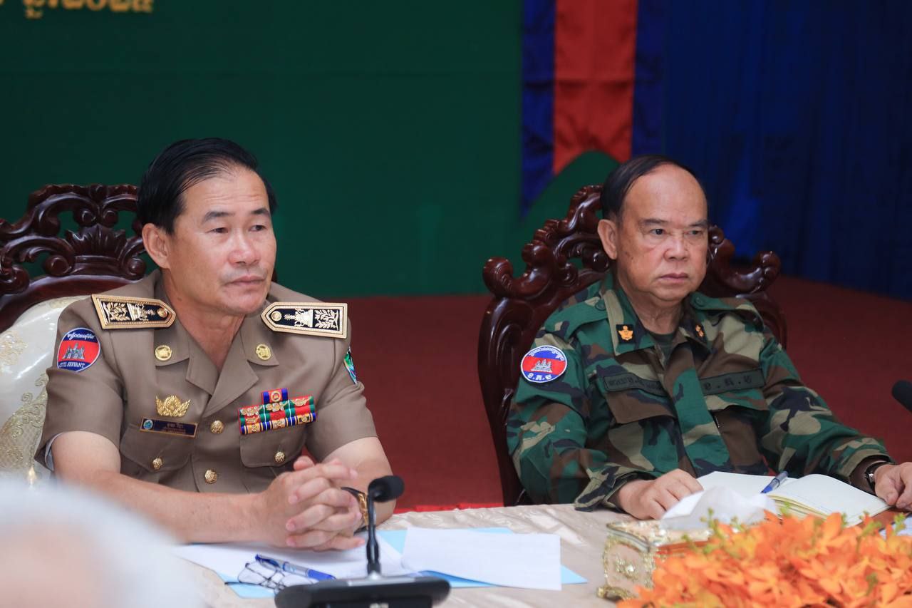 មេបញ្ជាការរងនៃកងយុទ្ធពលខេមរៈភូមិន្ទមេបញ្ជាការកងទ័ពជើងគោក និងឯកឧត្តមខូយ រីដា អភិបាលខេត្តដឹកនាំកិច្ចប្រជុំត្រួតពិនិត្យវឌ្ឍនភាពបង្ក្រាបបទល្មើសគ្រប់ប្រភេទលើផ្ទៃបឹងទន្លេសាប
