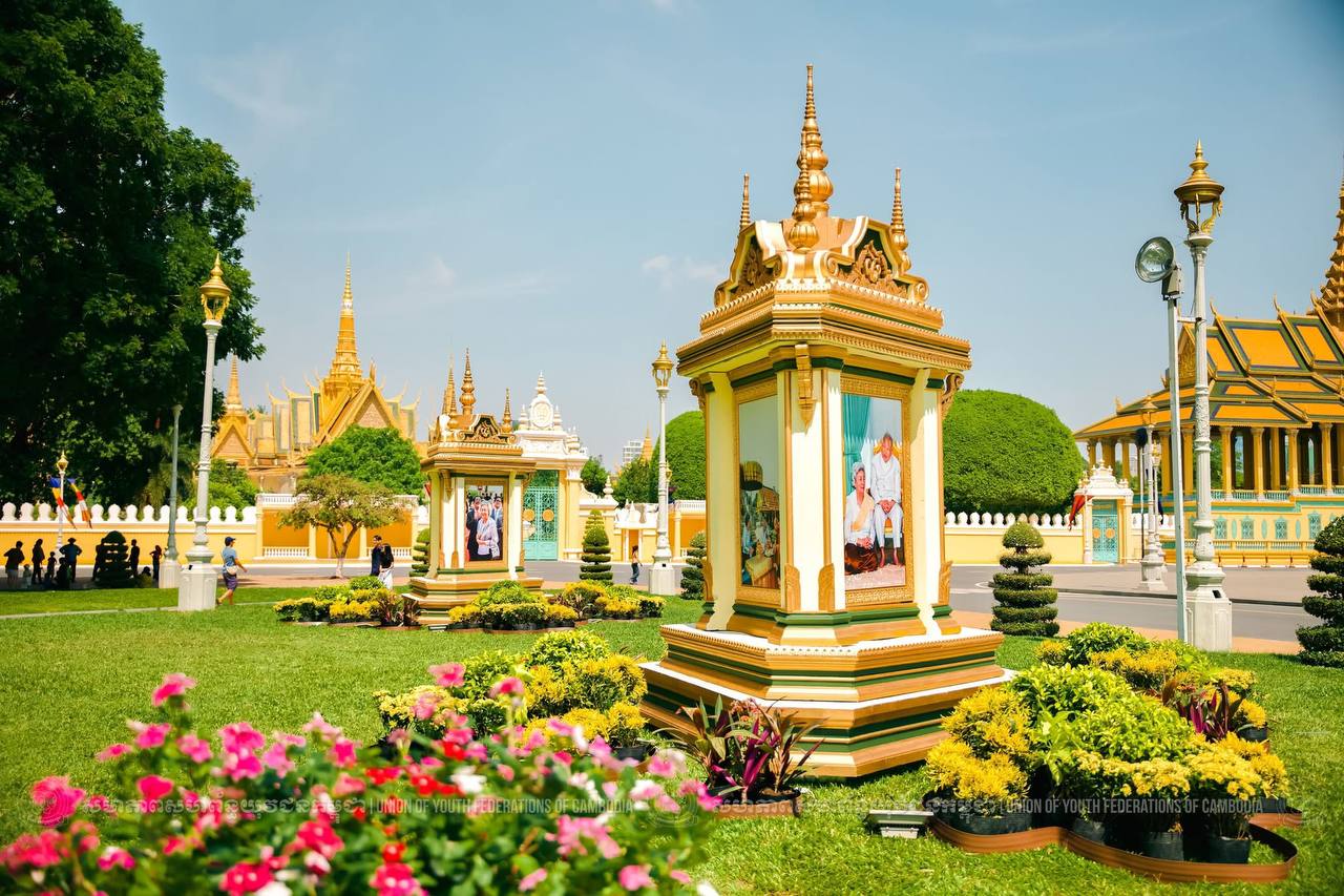 ស.ស.យ.ក. កម្មវិធីពិពរណ៍ព្រះបរមឆាយាលក្ខណ៍ព្រះមហាក្សត្រ ដែលបង្ហាញពីព្រះរាជជីវប្រវត្តិ ព្រះរាជសកម្មភាព ស្នាព្រះហស្ថ ក្នុងព្រះរាជកិច្ចដឹកនាំព្រះរាជាណាចក្រកម្ពុជា នាឱកាសខួបលើកទី២០ នៃព្រះរាជពិធីយាងគ្រងរាជសម្បត្តិ