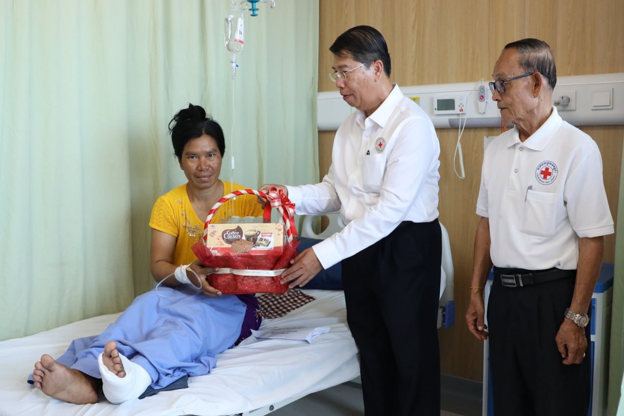 សម្តេចកិត្តិព្រឹទ្ធបណ្ឌិត ប៊ុន រ៉ានី ហ៊ុនសែន ចាត់សហការីចុះសួរសុខទុក្ខពលការិនីខ្មែរ ដែលរងរបួសជើង ដោយសារគ្រោះរញ្ជួយដីនៅប្រទេសថៃ