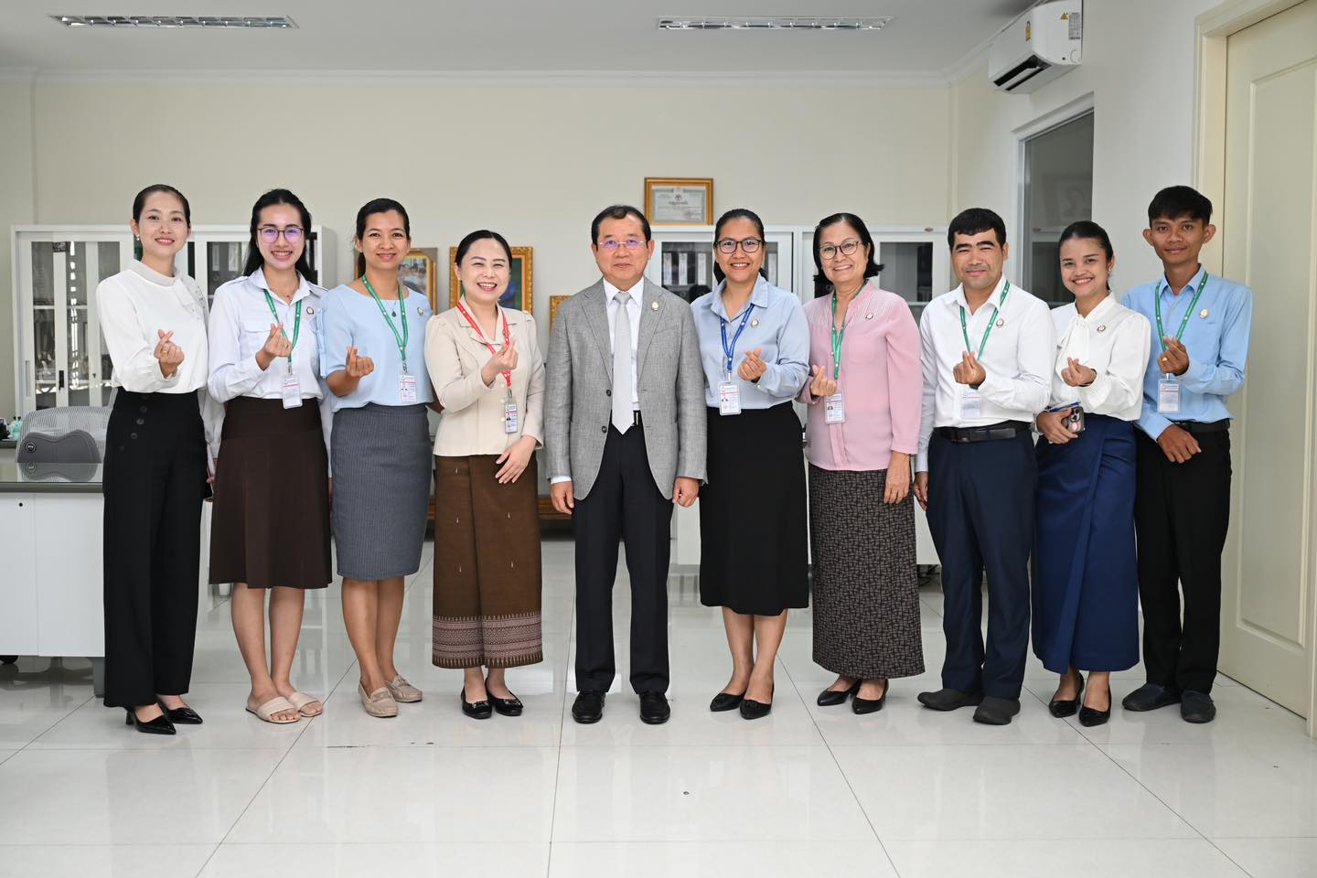 ឯកឧត្តមសាស្រ្តាចារ្យរដ្ឋមន្រ្តី ចុះសួរសុខទុក្ខ និងសំណេះសំណាល ជាមួយថ្នាក់ដឹកនាំ មន្ត្រីរាជការ និងបុគ្គលិក នៅទីស្តីការក្រសួងសុខាភិបាល ដើម្បីជូនពរក្នុងឱកាសបុណ្យចូលឆ្នាំប្រពៃណីជាតិខ្មែរ ឆ្នាំម្សាញ់ សប្តស័ក ព.ស.២៥៦៩