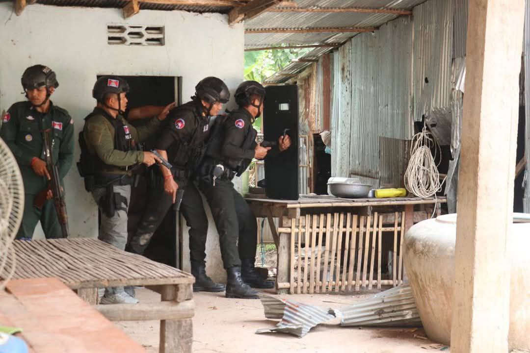 សមត្ថកិច្ចចុះអនុវត្តដីកាចាប់ខ្លួនរបស់តុលាការ ឈានដល់ផ្ទុះអាវុធបាញ់តដៃគ្នាមួយប្រាវ បណ្តាលឱ្យមុខសញ្ញាម្នាក់របួសធ្ងន់ ចាប់ខ្លួនបាន២នាក់