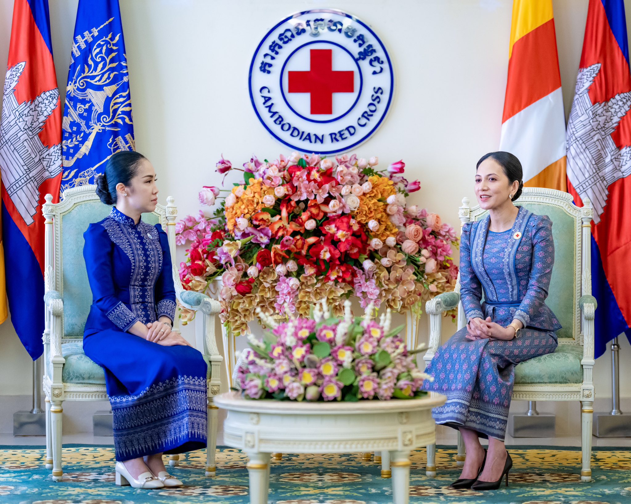 ក្រោមអធិបតីភាពដ៏ខ្ពង់ខ្ពស់លោកជំទាវបណ្ឌិត ពេជ ចន្ទមុន្នី ហ៊ុនម៉ាណែត, ឯកឧត្តមរដ្ឋមន្ត្រី ថោ ជេដ្ឋា និងលោកជំទាវ បរិច្ចាគថវិកា ២ម៉ឺនដុល្លារ ក្នុងឱកាសខួបលើកទី១៦២ ទិវាពិភពលោកកាកបាទក្រហម និងអឌ្ឍចន្ទក្រហម ៨ ឧសភា ២០២៥