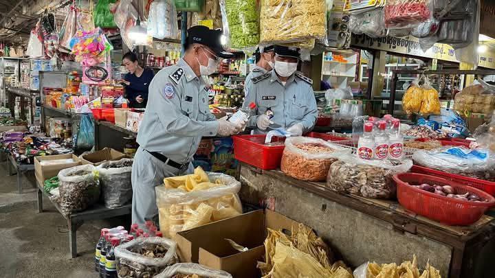 គ្រឿងសមុទ្រស្រស់ជាង៣៤គីឡូក្រាម ផ្ទុកសារធាតុគីមីហាមឃាត់ តាមផ្សារ ក្នុងក្រុងបាត់ដំបង ត្រូវបានដកហូត