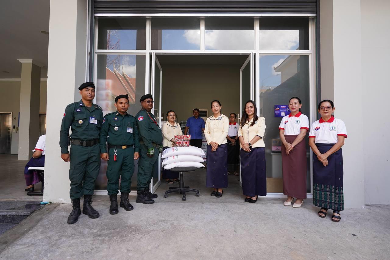 ភរិយារដ្ឋមន្ត្រី នេត្រ ភក្ត្រា ជួបសំណេះសំណាល និងចែកអំណោយប្រចាំខែជូនមន្រ្តីរាជការ និងមន្រ្តីជាប់កិច្ចសន្យានៃក្រសួងព័ត៌មានប្រមាណ៣០០នាក់ ដើម្បីផ្តល់ការគាំពារដល់មន្ត្រី