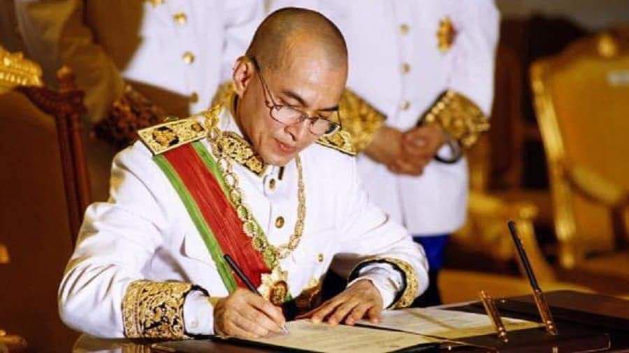 លោកបណ្ឌិត ម៉េង សុភ័ណ្ឌ ប្រធានសមាគមសារព័ត៌មាន អេឡិចត្រូនិច អឹម អេស ជេ (AEMSJ) ព្រមទាំងសមាជិក សមាជិកា សូមក្រាបបង្គំទូលថ្វាយសារលិខិតថ្វាយព្រះពរ ព្រះករុណាព្រះបាទសម្តេចព្រះបរមនាថ នរោត្តម សីហមុនី ព្រះមហាក្សត្រនៃព្រះរាជាណាចក្រកម្ពុជា