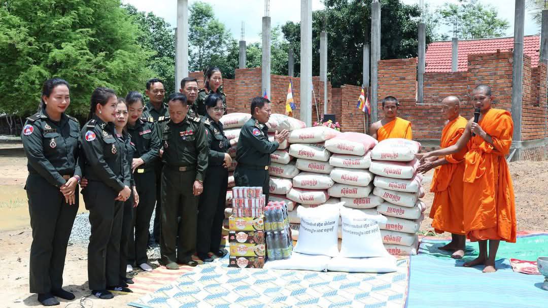 ឧត្តមសេនីយ៍ទោ សោម ស៊ុន នាំយកស៊ីម៉ងត៍ ទេយ្យទាននិងថវិកា អំណោយសម្ដេចមហាបវរធិបតី ហ៊ុន ម៉ាណែត និងលោកជំទាវ ទៅប្រគេនព្រះសង្ឃ នៅវត្តស្រែវាលខាងកើត ឃុំដងកាំបិត ស្រុកសណ្ដាន់ ខេត្តកំពង់ធំ