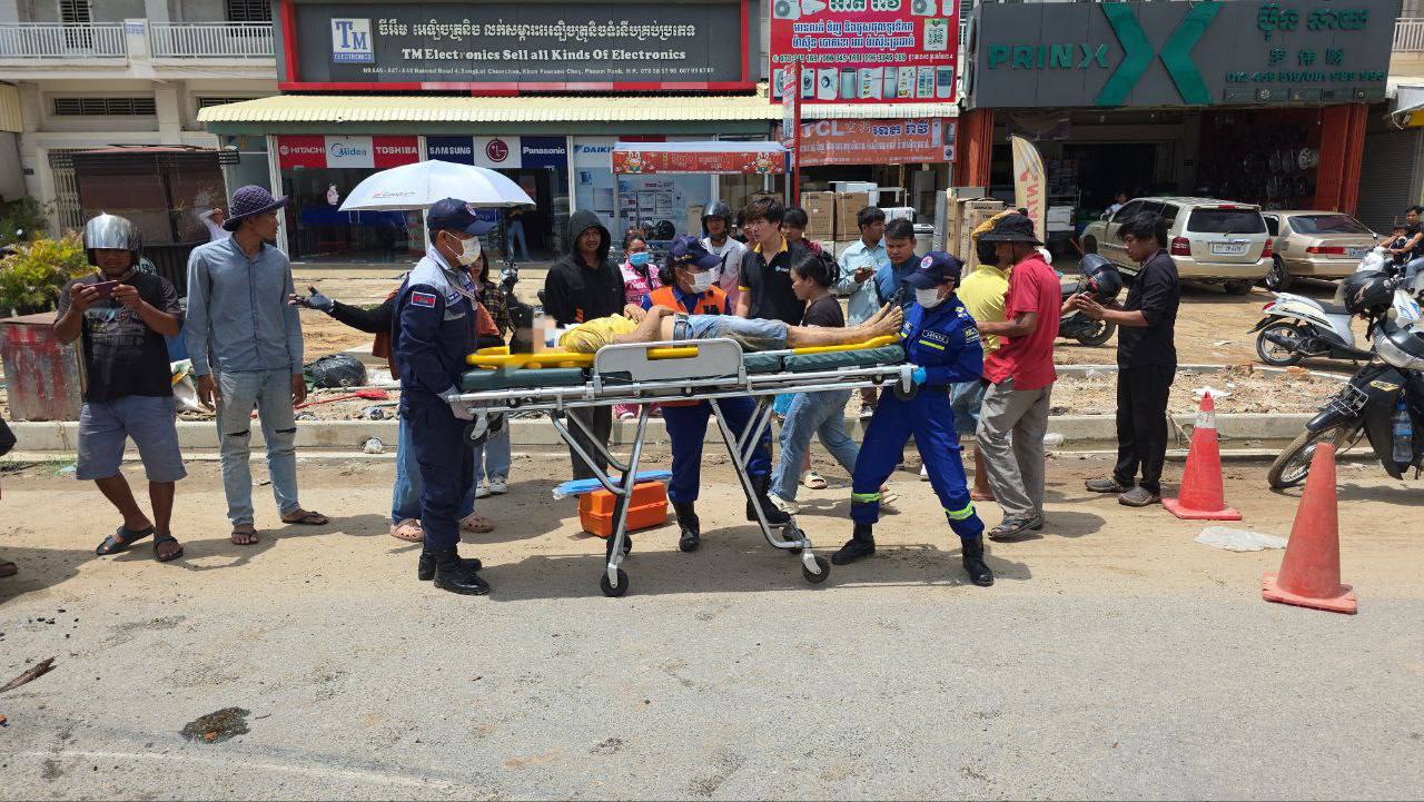 ម៉ូតូហុងដាឌ្រីមបុកម៉ូតូអូសរម៉កចំហៀងបុកពីក្រោយពេញទំហឹងបណ្ដាលអោយស្លាប់ពេលបញ្ជូនដល់មន្ទីរពេទ្យ