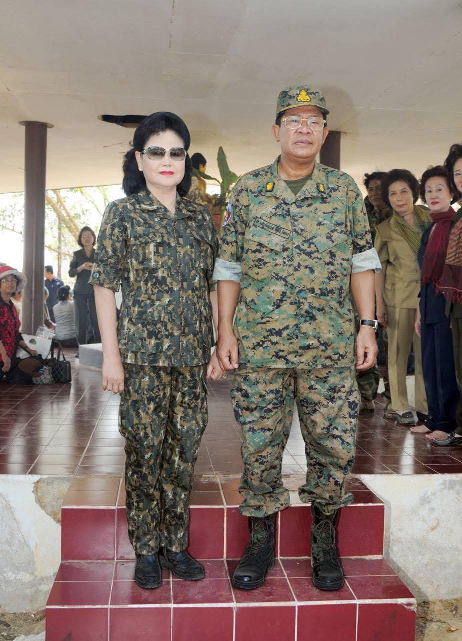 សម្តេចតេជោសែន នាយឧត្តមសេនីយ៍ផុតលេខ «ផ្កាយមាស៥» គាំទ្រនាយករដ្ឋមន្ត្រីយកបញ្ហានៅតំបន់មុំ៣ ប្រាសាទតាមាន់ធំ ប្រាសាទតាមាន់តូច តាក្របី ទៅកាន់តុលាការយុត្តិធម៌អន្តរជាតិ (ICJ)