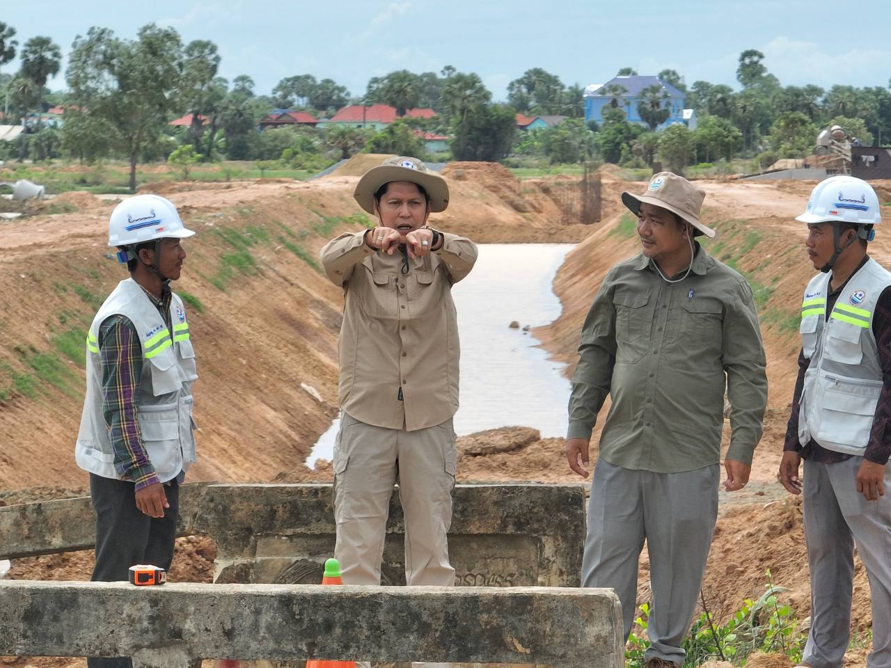 មន្ត្រីជាន់ខ្ពស់ក្រសួងធនធានទឹក ចុះពិនិត្យវឌ្ឍនភាពគម្រោងស្តារប្រឡាយមេរំដោះទឹកស្រះកែវ ក្នុងភូមិសាស្រ្តខេត្តតាកែវ