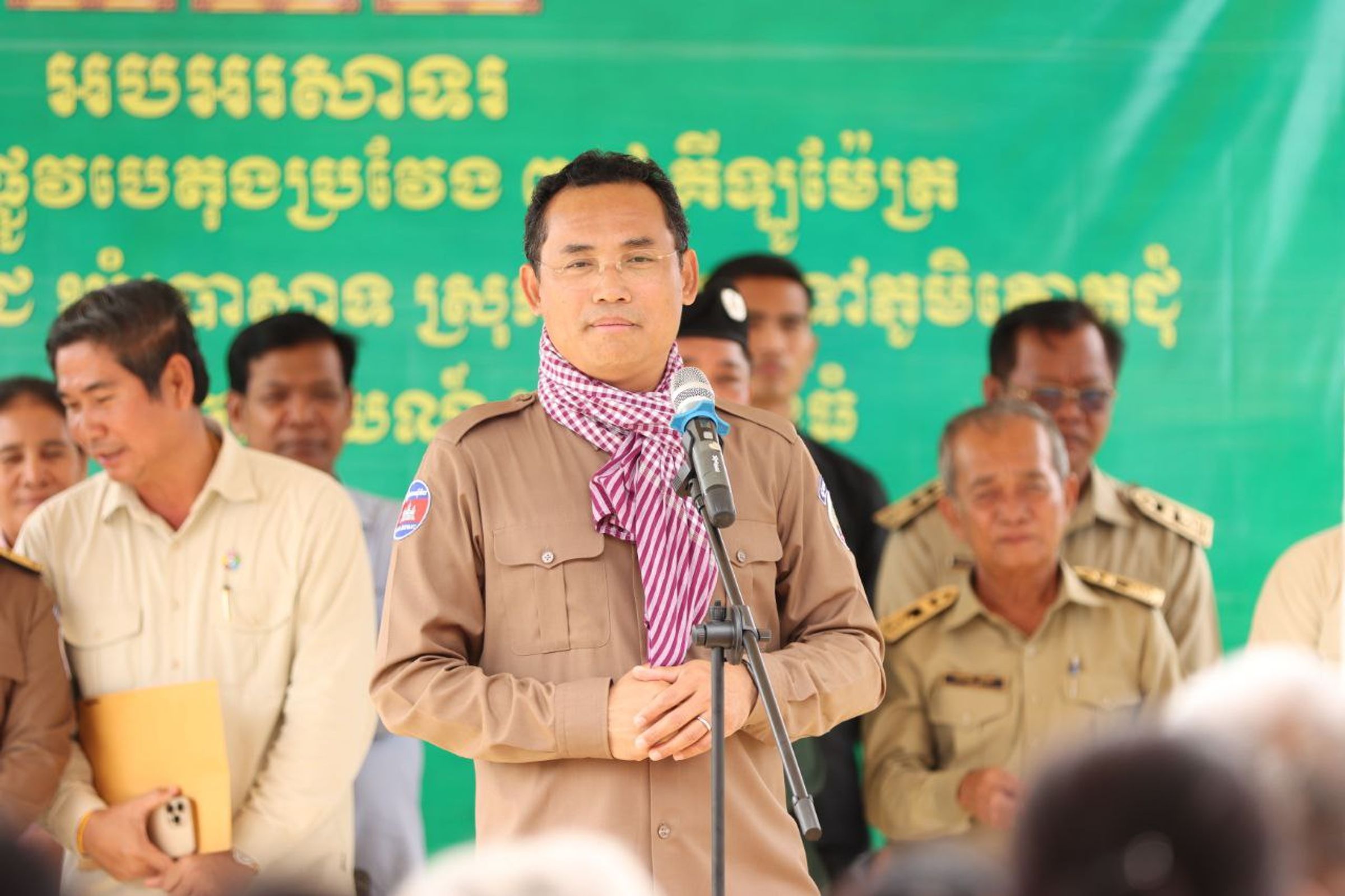 ឯកឧត្តម នួន ផារ័ត្ន អញ្ជើញជួបសំណេះសំណាលជាមួយប្រជាពលរដ្ឋ និងបន្តចុះពិនិត្យវឌ្ឍនភាពការដ្ឋានផ្លូវបេតុង ១ខ្សែ តភ្ជាប់ពីស្រុកសន្ទុក ទៅស្រុកបារាយណ៍
