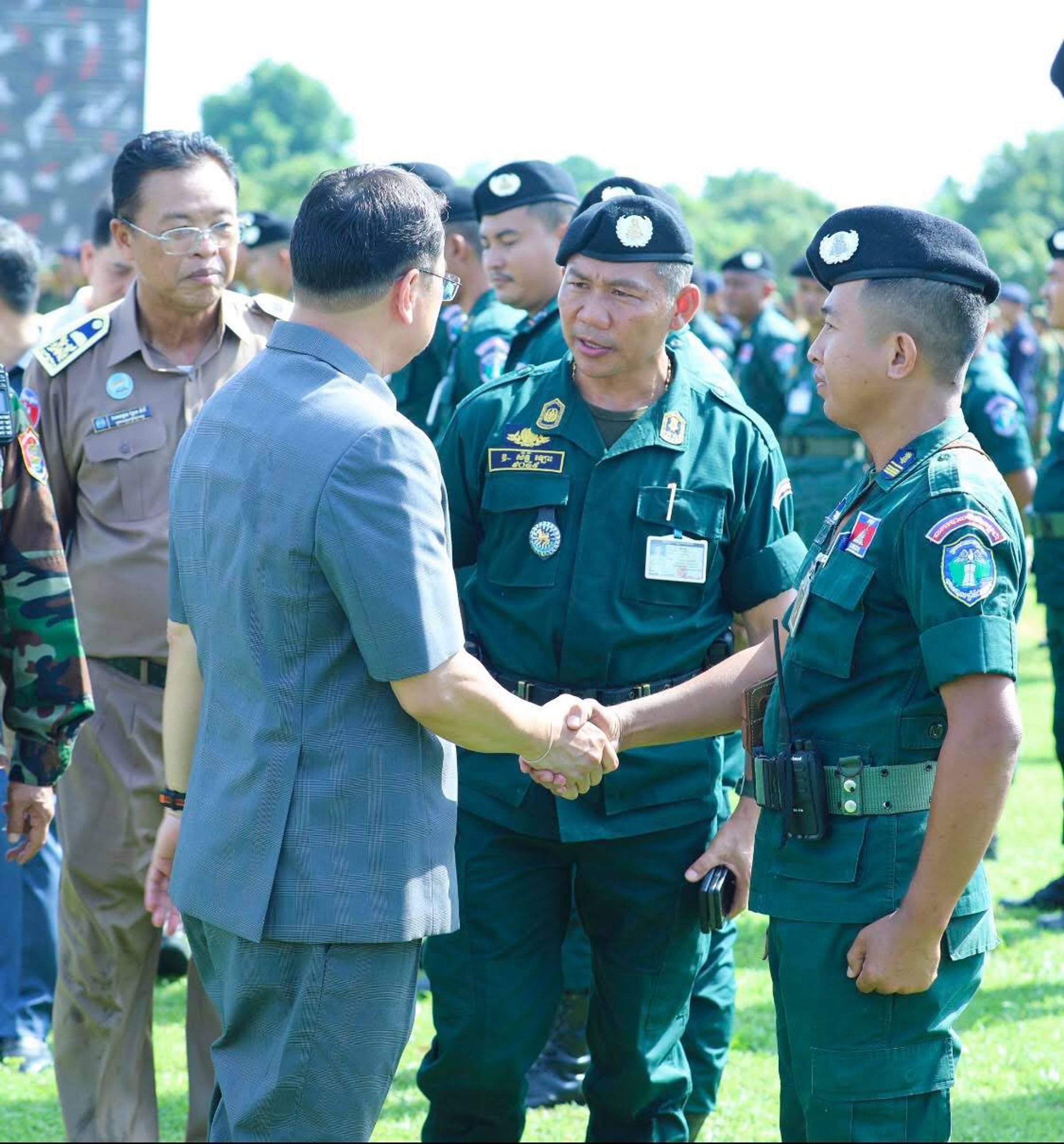លោកឧត្តមសេនីយ៍ទោ សិទ្ធិ ឡោះ អញ្ជើញចូលរួមចុះសួរសុខទុក្ខ និងនាំយកគ្រឿងឧបភោគបរិភោគចែកជូនកម្លាំងប្រដាប់អាវុធឈរជើងជួរមុខតាមបន្ទាត់ព្រំដែនកម្ពុជា-ថៃ