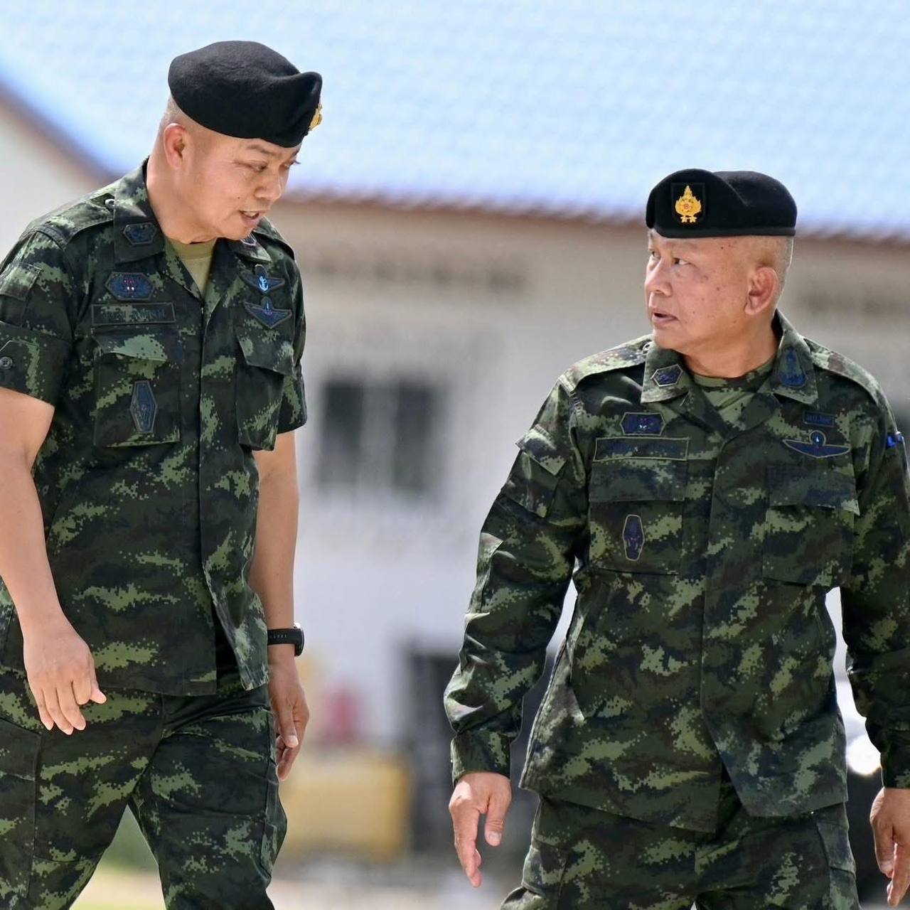 មេទ័ពជើងគោកថៃ ឧត្តមសេនីយ៍ ផាណា កែវផ្លោកធុក និងមន្ត្រីជាន់ខ្ពស់យោធា បានធ្វើដំណើរទស្សនកិច្ចជាបន្ទាន់ទៅកាន់ខេត្តសុរិន្ទ ជាប់ខេត្តឧត្តរមានជ័យ
