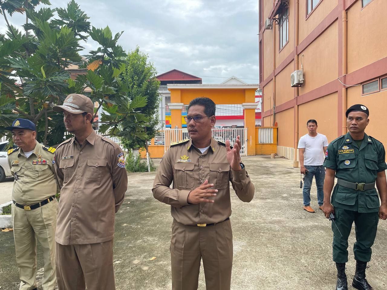 គណៈបញ្ជាការឯកភាពស្រុក ចុះត្រួតពិនិត្យនិងយកគ្រឿងចក្រមកឈូសឆាយសាបបេតុងលើប្រព័ន្ធលូដោះទឹកភ្លៀងដែលម្ចាស់ផ្ទះរំលោភយកជាកម្មសិទ្ធិផ្ទាល់ខ្លួន នឹងអ្នកលក់ដូរតាមចិញ្ចើមផ្លូវជាតិលេខ១