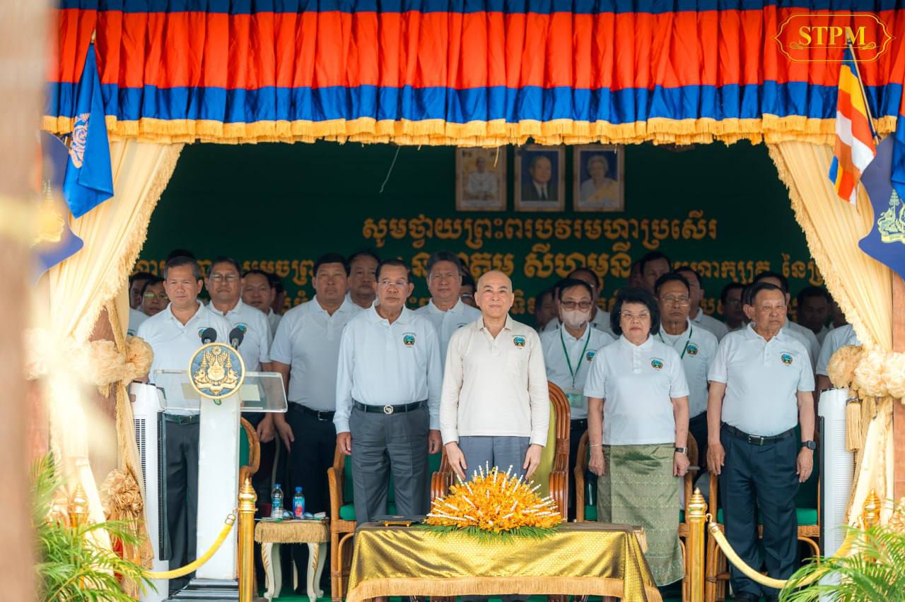សម្ដេចតេជោ ហ៊ុន សែន អញ្ជើញដង្ហែព្រះមហាក្សត្រក្នុងព្រះរាជពិធី «រុក្ខទិវា ៩ កក្កដា» នៅស្រុកចំការលើ ខេត្តកំពង់ចាម