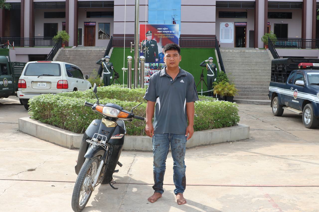 កងរាជឣាវុធហត្ថខេត្តបន្ទាយមានជ័យ បញ្ជូនជនសង្ស័យជនម្នាក់ ទៅសាលាដំបូង ដើម្បីឣនុវត្តតាមនីតិវិធី ពាក់ព័ន្ធ ករណី ឆក់ខ្សែក