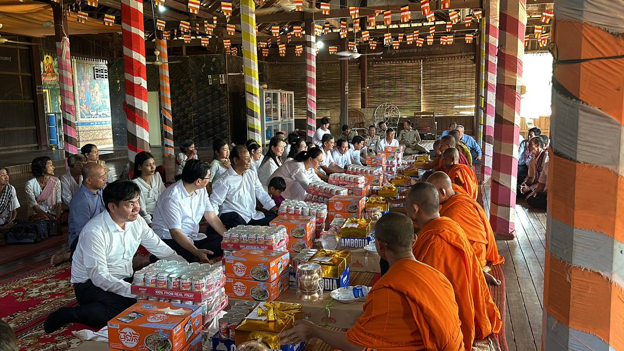 លោកបណ្ឌិត ម៉េង សុភ័ណ្ឌ ប្រធានក្រុមការងារចុះជួយមូលដ្ឋានឃុំសោប ដឹកនាំក្រុមការងារ នាំយកទៀនចំណាំព្រះវស្សា ទ័យទាន-ទេយ្យវត្ថុរួមនិងបច្ច័យប្រគេនព្រះសង្ឃគង់ចាំព្រះវស្សាចំនួន០៩វត្ត ក្នុងឃុំសោប