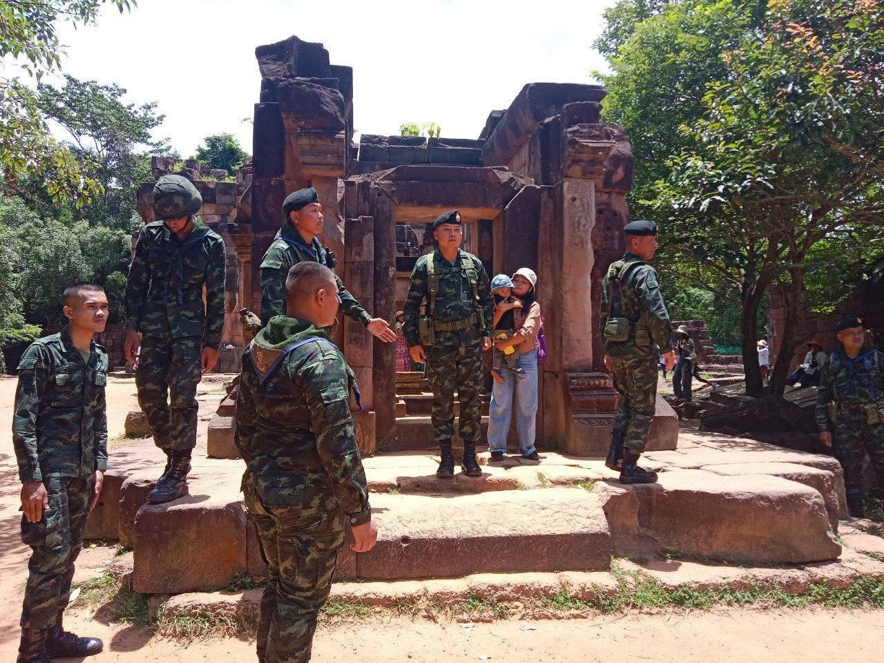 ស្ងាត់ៗ មេទ័ពភូមិភាគទី២ ថៃ ដឹកនាំទាហានក្នុងឯកសណ្ឋាន «ប៉ារ៉ា» ចូលមកទស្សនាប្រសាទតាមាន់ធំ