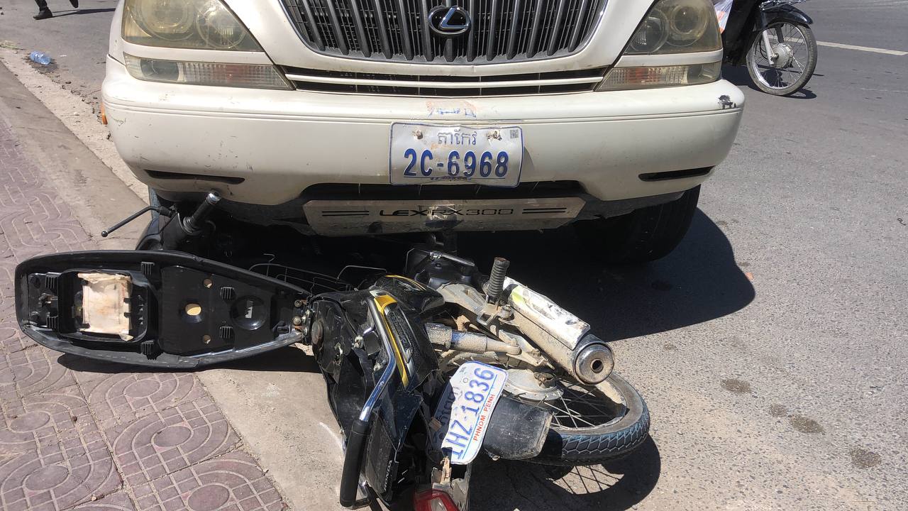 បុរសជនជាតិចិនបើករថយន្តឡិចសុិសRX-300បុកម៉ូតូអូសជិត៥០ម៉ូត្រ បណ្ដាលឲ្យប្ដីស្លាប់ប្រពន្ធបាក់ភ្លៅ