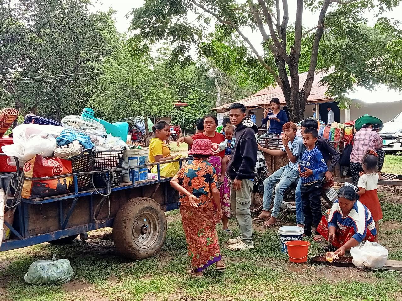 ជនស៊ីវិល ស្ត្រីមានផ្ទៃពោះ ចាស់ជរា និងកុមាររស់នៅតំបន់ព្រំដែនកម្ពុជា-ថៃ ក្នុងខេត្តឧត្តមានជ័យ បានបង្ខំចិត្តជម្លៀសចេញពីផ្ទះសម្បែងទីកទីមានសុវត្ថភាព ដើម្បីគេចគ្រាប់ផ្លោងថៃ
