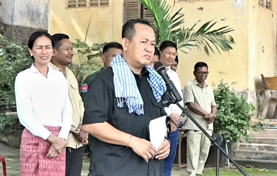 អភិបាលខេត្តកែប បាននាំយកអំណោយចែកជូនប្រជាពលរដ្ឋដែលងាយរងគ្រោះដោយសារខ្យល់កន្ត្រាក់ភូមិចំនួន២ នៅក្នុងសង្កាត់អូរក្រសារ ក្រុងកែបខេត្តកែប