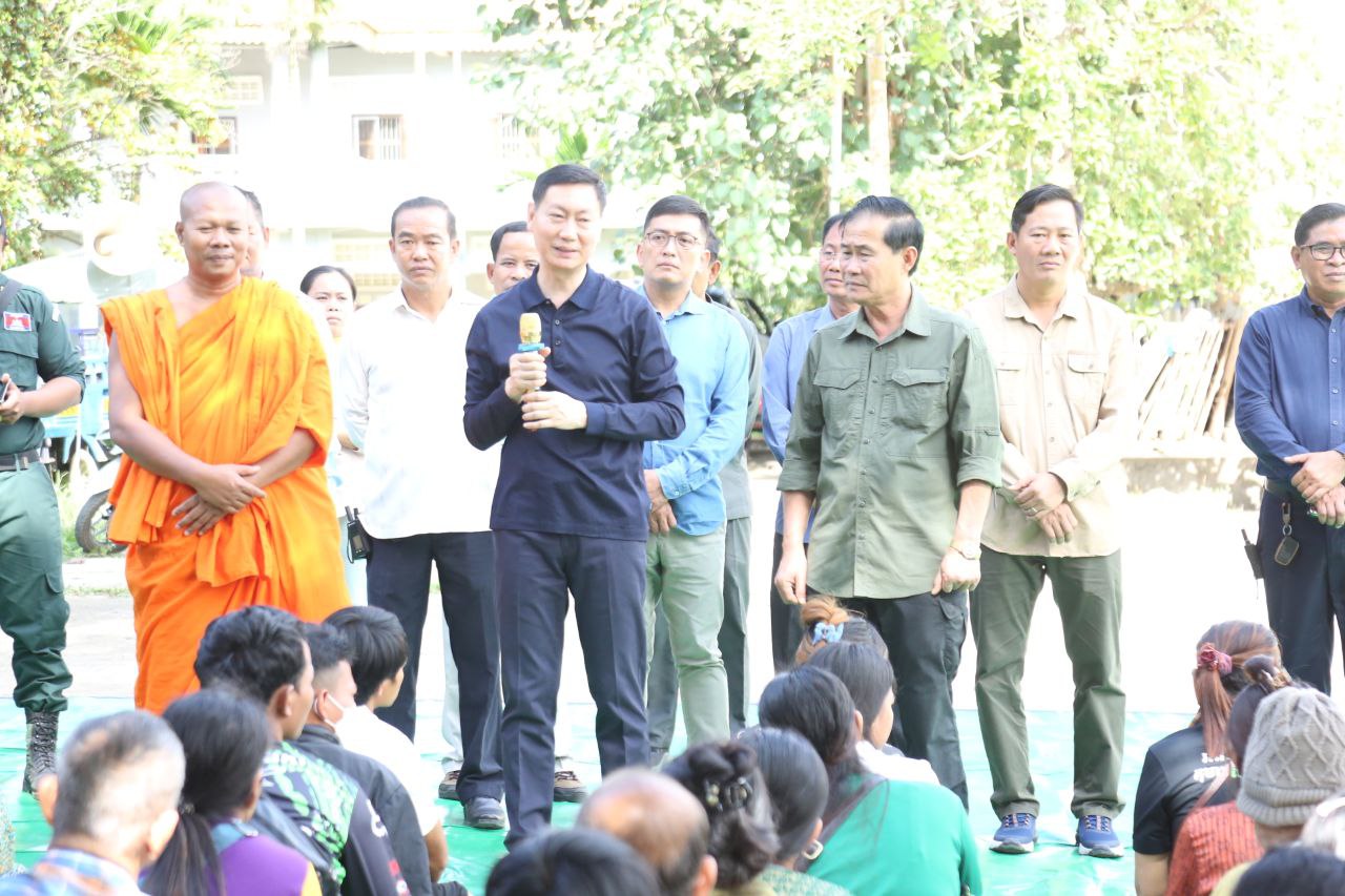 រដ្ឋមន្ត្រីក្រសួងរ៉ែនិ និងអភិបាលខេត្តពោធិ៍សាត់ ចុះសួរសុខទុក្ខ និងសម្រួលដល់ប្រជាពលរដ្ឋដែលបានជម្លៀសខ្លួនចេញពីតំបន់សមរភូមិ មកកន្លែងសុវត្ថិភាព
