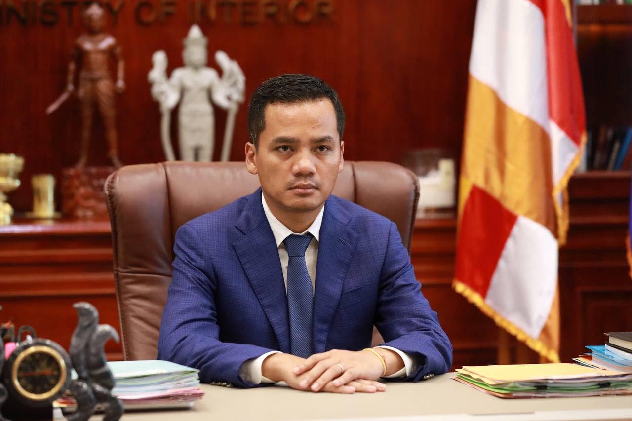 រដ្ឋមន្ត្រីក្រសួងមហាផ្ទៃ ចេញបញ្ជាឱ្យផ្អាកជាបណ្ដោះអាសន្ន នូវការអនុវត្តច្បាប់ស្ដីពីចរាចរណ៍ផ្លូវគោក រហូតដល់មានការបញ្ជាក់ជាថ្មី